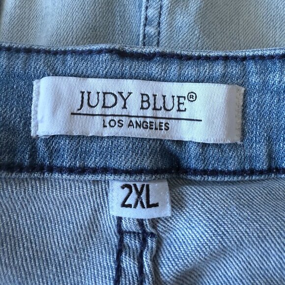 Women's Plus 2XL Judy Blue Distressed Light Wash Tie Dyed Hem Denim Shorts - Picture 4 of 6